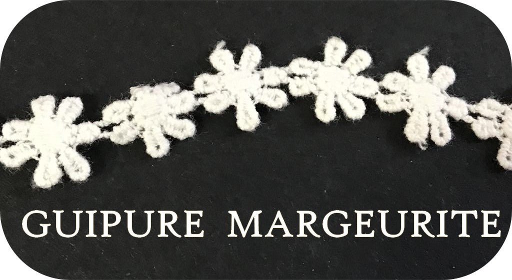 "Guipure Marguerite en Coton Blanche en 15 mm : Élégance florale au mètre"