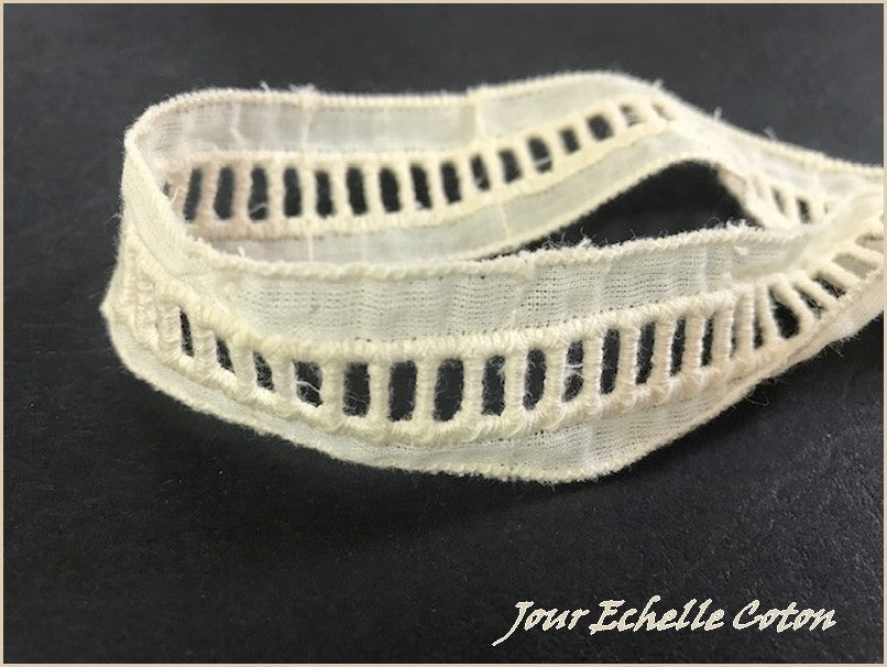 Day Scale Between Two Ecru Cotton 25 mm Per Meter