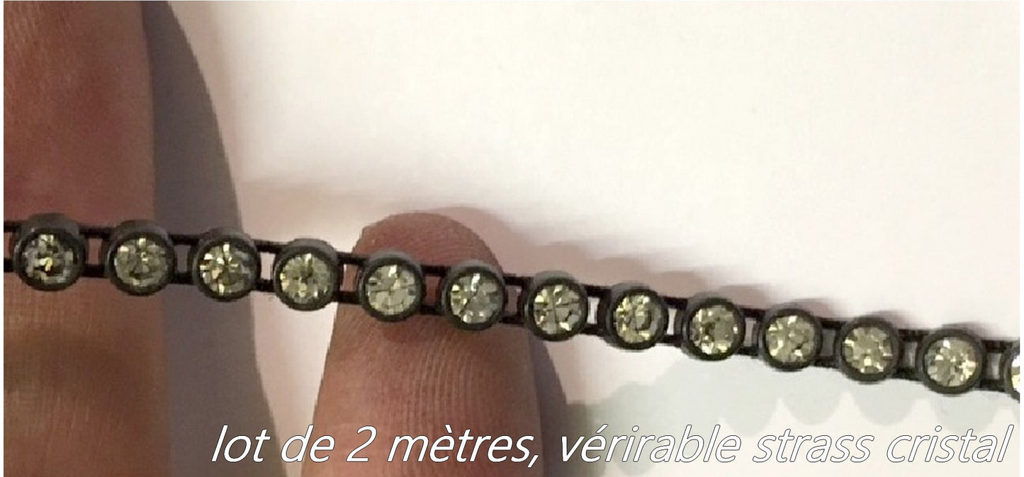 "Luxueux Fil Strass en Cristal Blanc : La Brillance de l'Élégance"