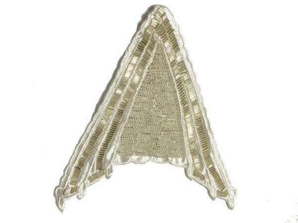 Motif perlé sur satin blanc