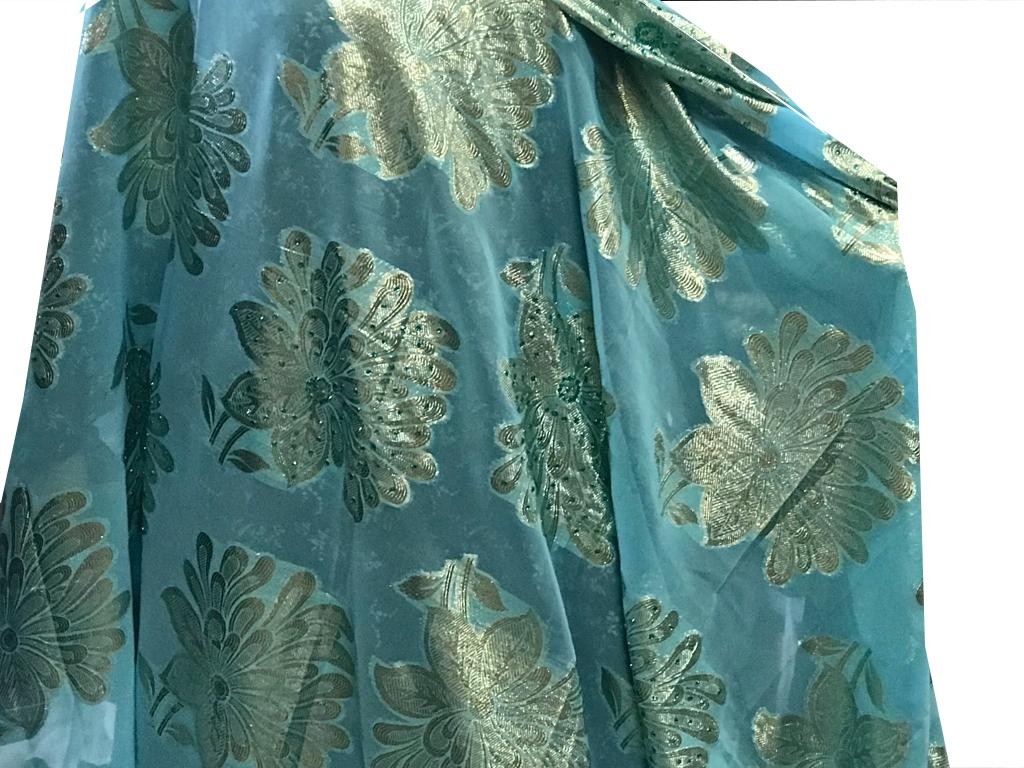 Mousseline dévoré turquoise lamé et strassé aux motifs chatoyants "Élégance multicolore.