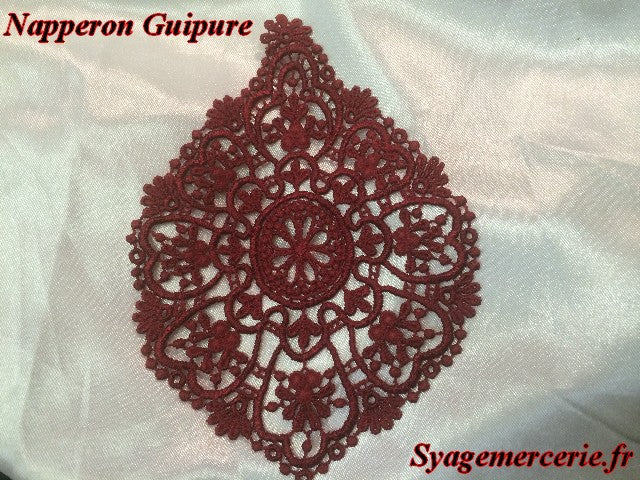 Guipure Placemat in Bordeaux