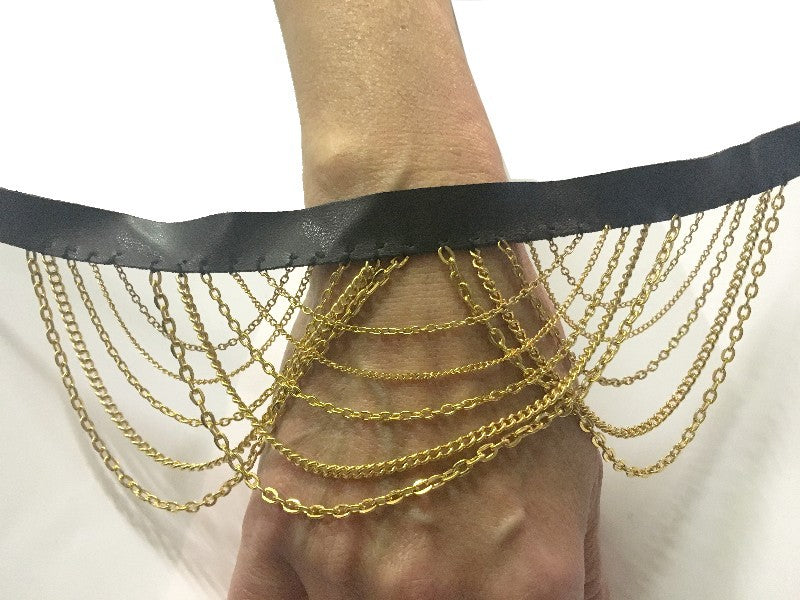 Ornement Chainette Doré Sur Support En Ruban Simili Cuir Noir Pour Lingerie et Customisations.