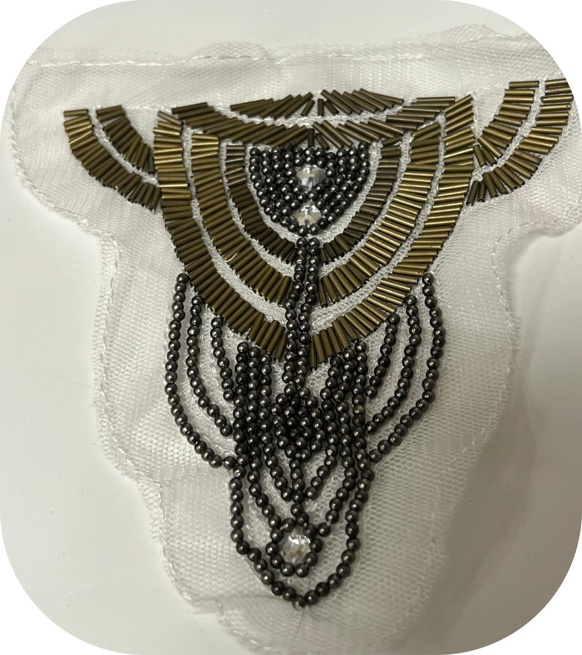 "Patch de Luxe en Perles et Métal pour Mode et Couture – Élégance Artisanale"