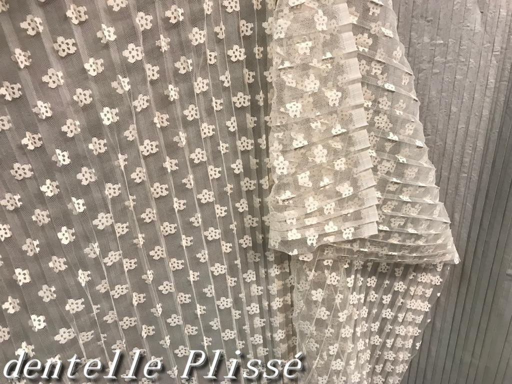 Plisado en encaje crudo: Elegancia atemporal a través de los pliegues