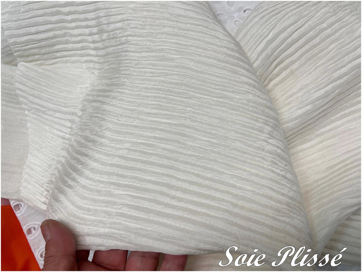 Plisado de seda color marfil: elegancia y creatividad sin límites