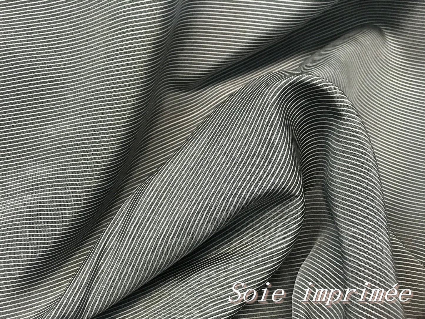 "Raffinement intemporel : soie imprimée grise à fines rayures blanches, pour des créations élégantes et polyvalentes !"