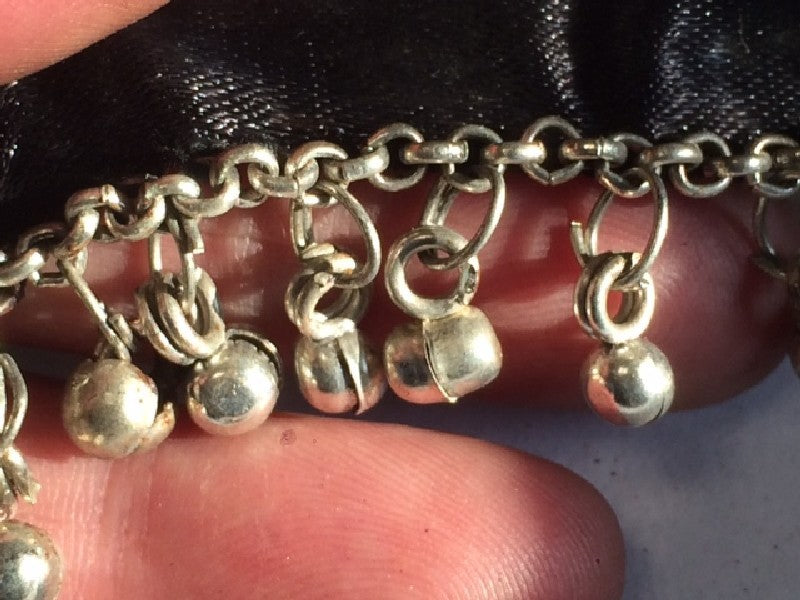 Ruban A Grelot En clochette Et Chainette Argent Sur Support Satin Noir