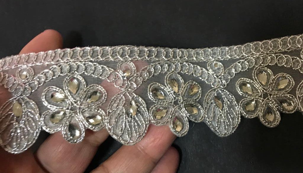 Ruban Brodé Argenté orné de strass Blanches Pour La Décorations Caftans Ceintures Et Customisations.