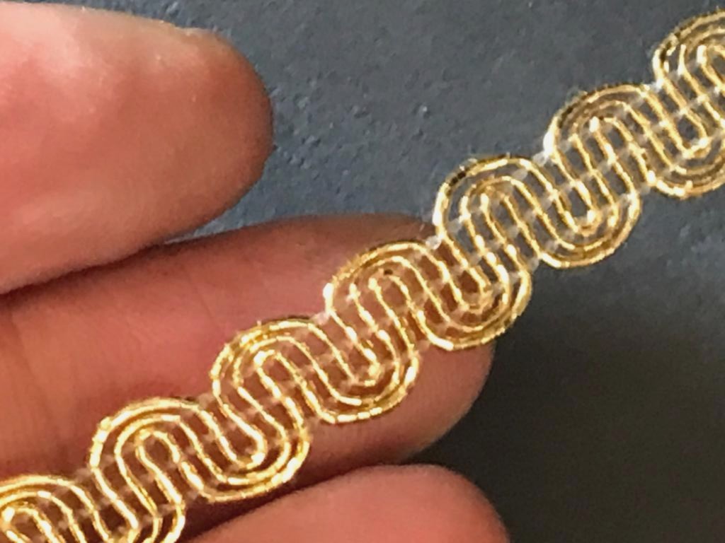 Cinta trenzada metálica dorada retorcida de 10 mm para manualidades y decoraciones.