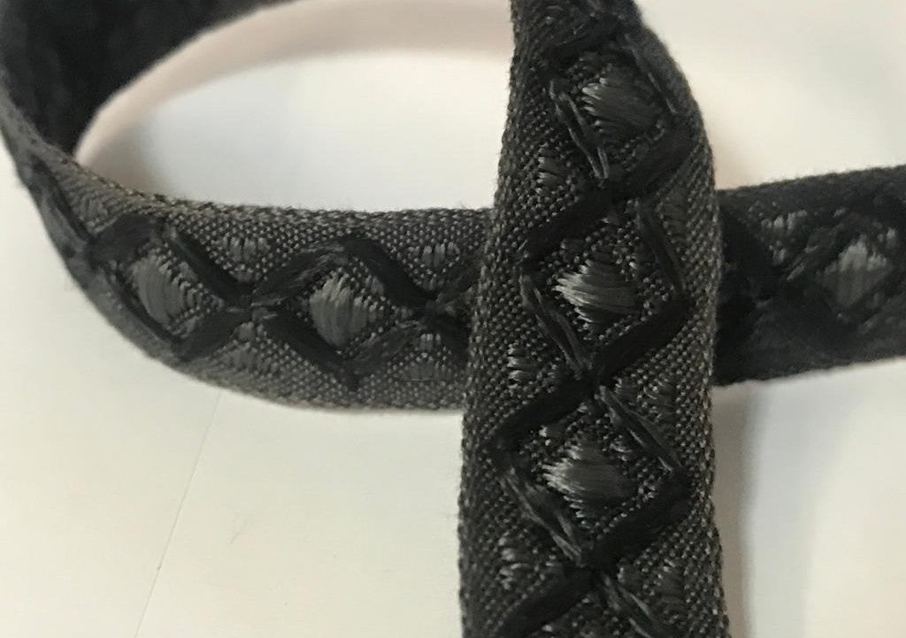 15mm Grey grosgrain ribbon decorated with black satin thread: the perfect accessory for your sewing projects.