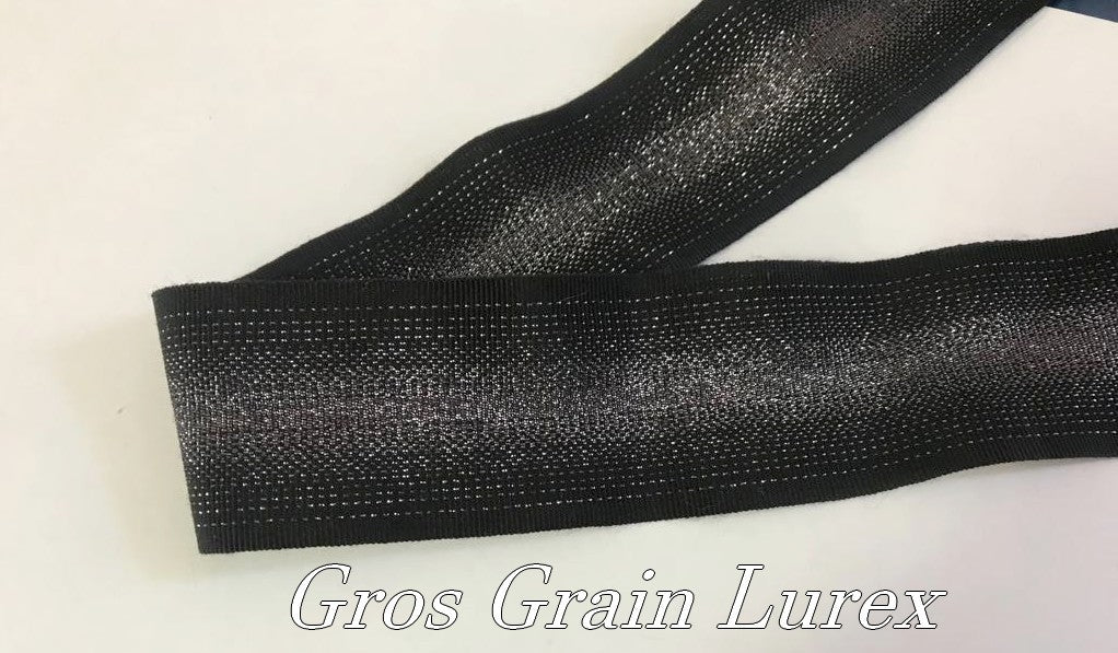 Cinta de grosgrain negra de 40 mm, decorada con un degradado de lúrex. Ideal para confeccionar y decorar.