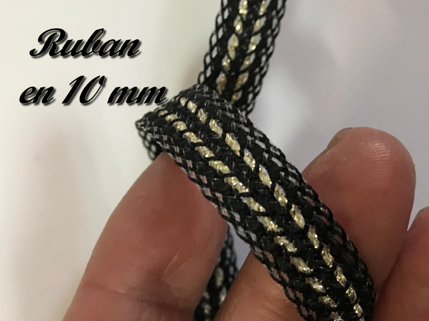 Cinta Negra Decorada con Hilo Dorado en 10 mm Couture: Añade un toque elegante a tu ropa