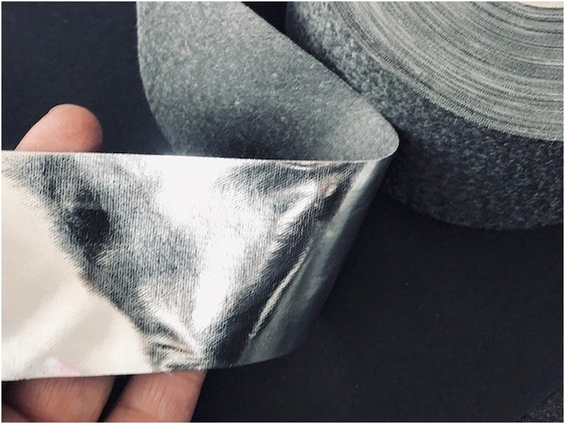 Cinta de piel sintética plateada por metro de 5 cm para coser y decorar ropa.