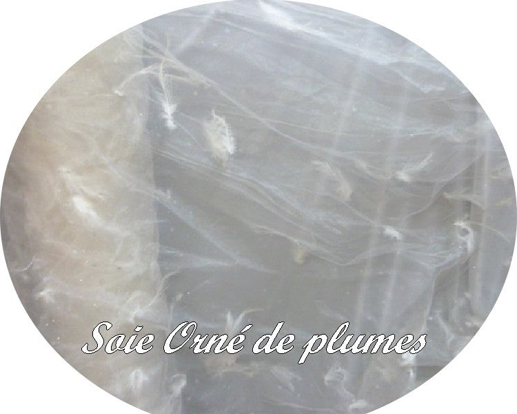 Soie Haute Couture au Mètre Orné de Plume en Ivoire Pour Mariage et Cérémonie.