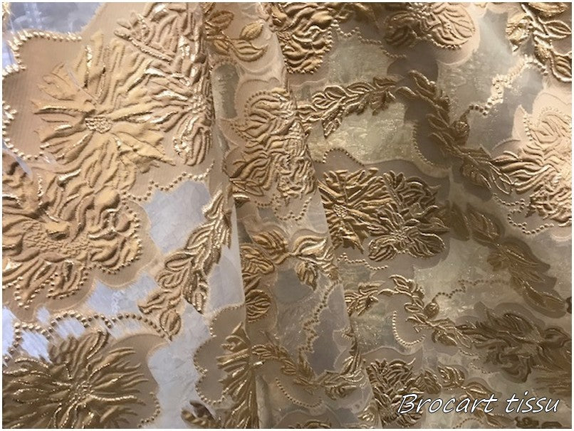 Tissu Brocart Au Mètre De Luxe En Motifs Fleurs Floqué Doré or Sur Organza Imprimés Et En Relief .