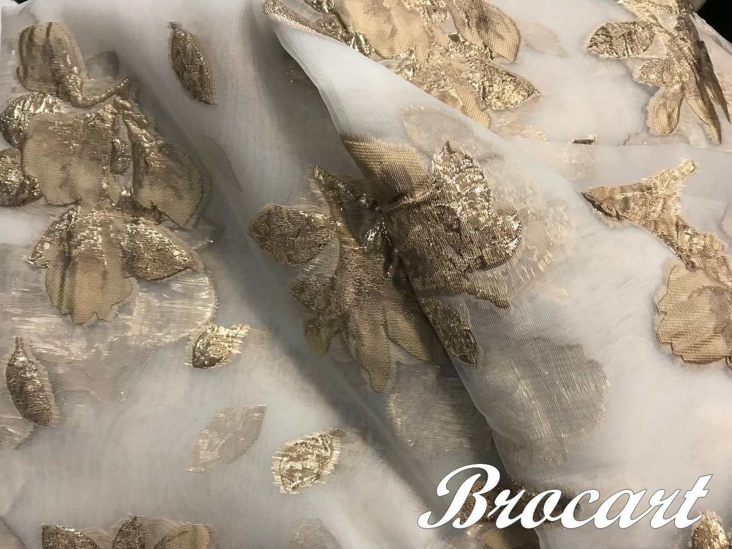 Tissu Brocart Au Mètre De Luxe En Motifs Fleurs Floqué Doré Or sur Tissu en organza