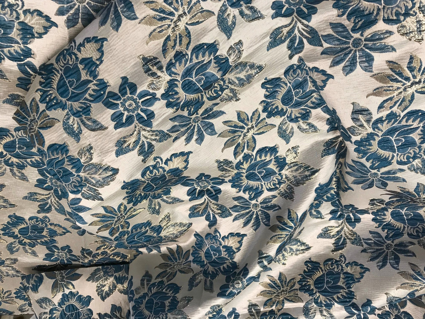 "Tissu brocart Bleu canard au mètre : L'éclat captivant des eaux cristallines pour des créations d'élégance"