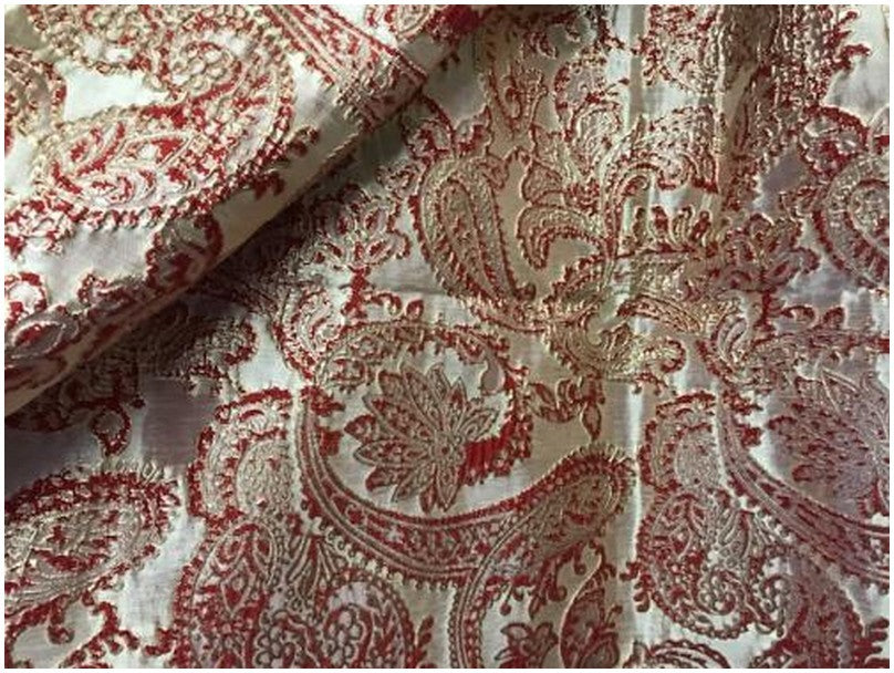 Tissu Brocart Double Face Au Mètre De Luxe En Motifs Jacquard Rouge Sur Fond Doré Or Pour Robes, Tailleurs Et Caftans.