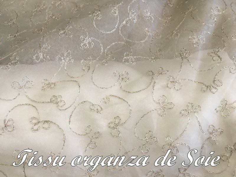 Tela de Alta Costura por Metros en Organza de Seda Color Crudo y Estampada con Patrones Plateados para Vestidos de Alta Gama.