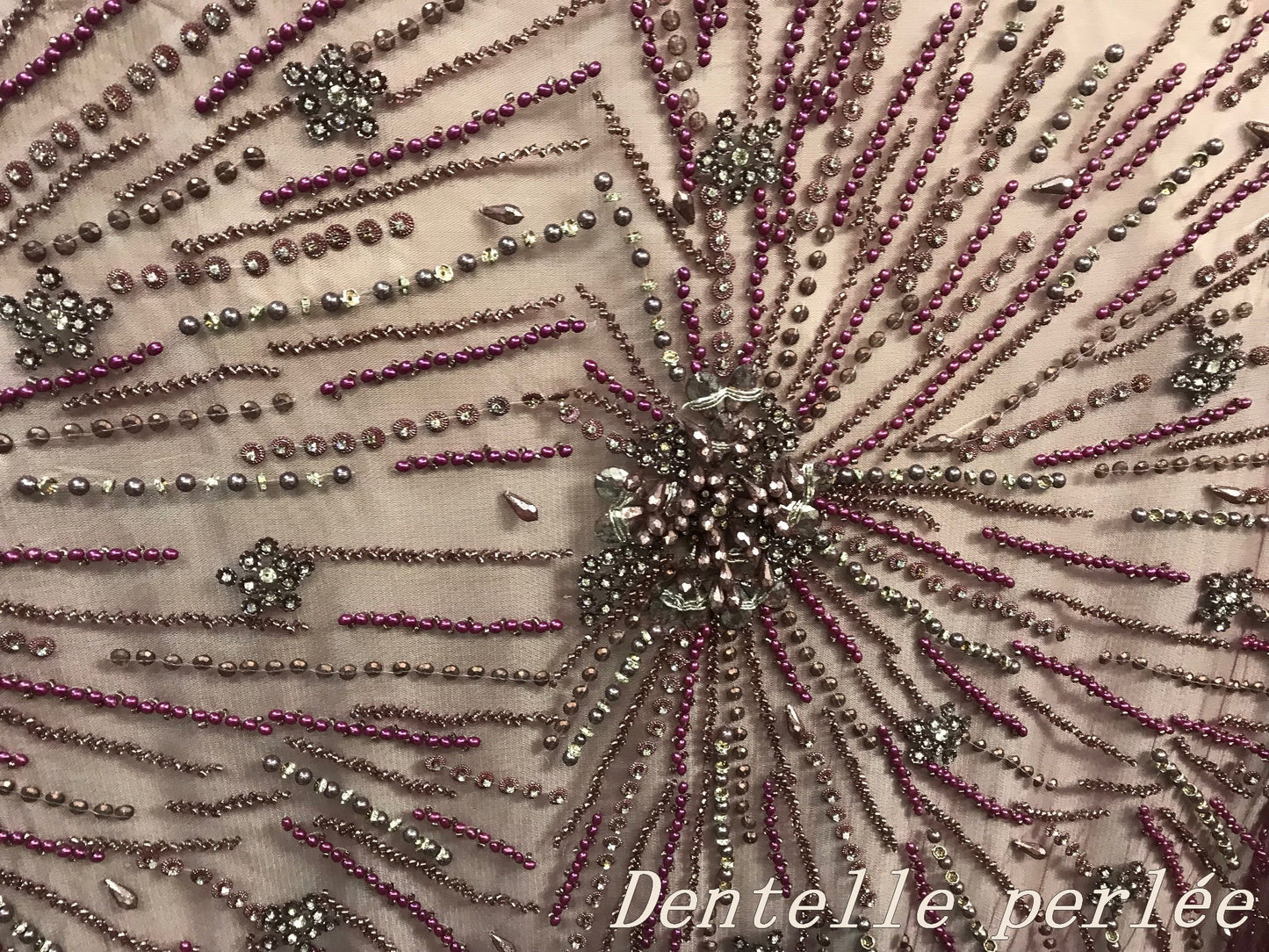 Tissu Haute Couture Perlé Sur Résille Tulle lie de vin Pour Caftans Et Robes De Cérémonies. - Vendu par Coupon de 3 mètres 50