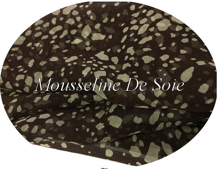 Tela de gasa de seda estampada moteada en marrón chocolate de alta costura por metro.