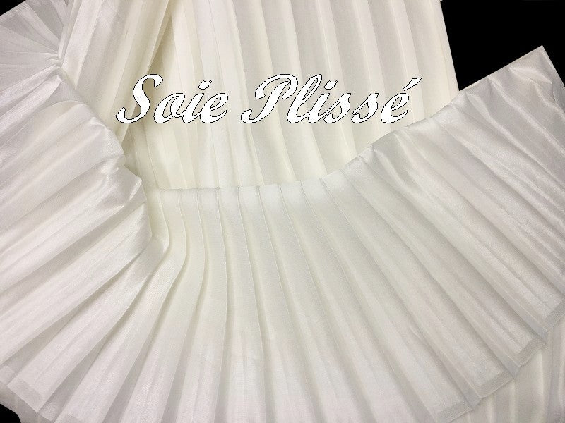 Tissu Plissé de Soie Satiné De Couleur Ivoire, Pour Customisation, Mariage et Cérémonie.