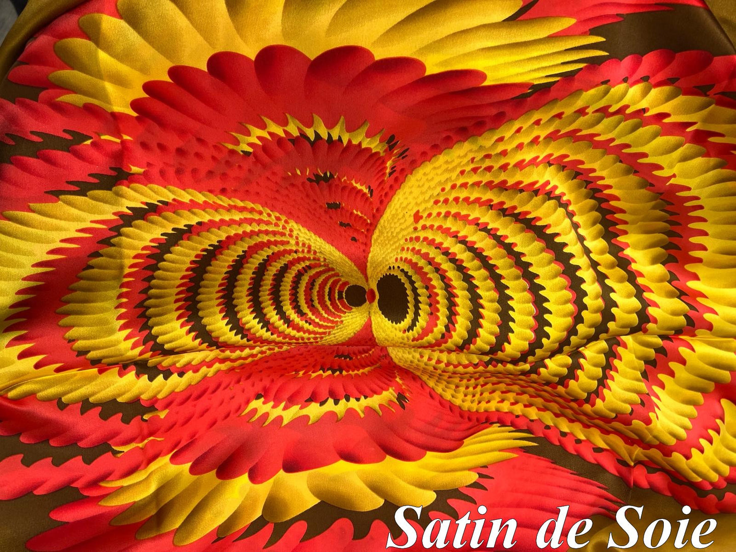 Tissu Satin de Soie Imprimé Luxueux – Rouge et Jaune – Idéal Haute Couture