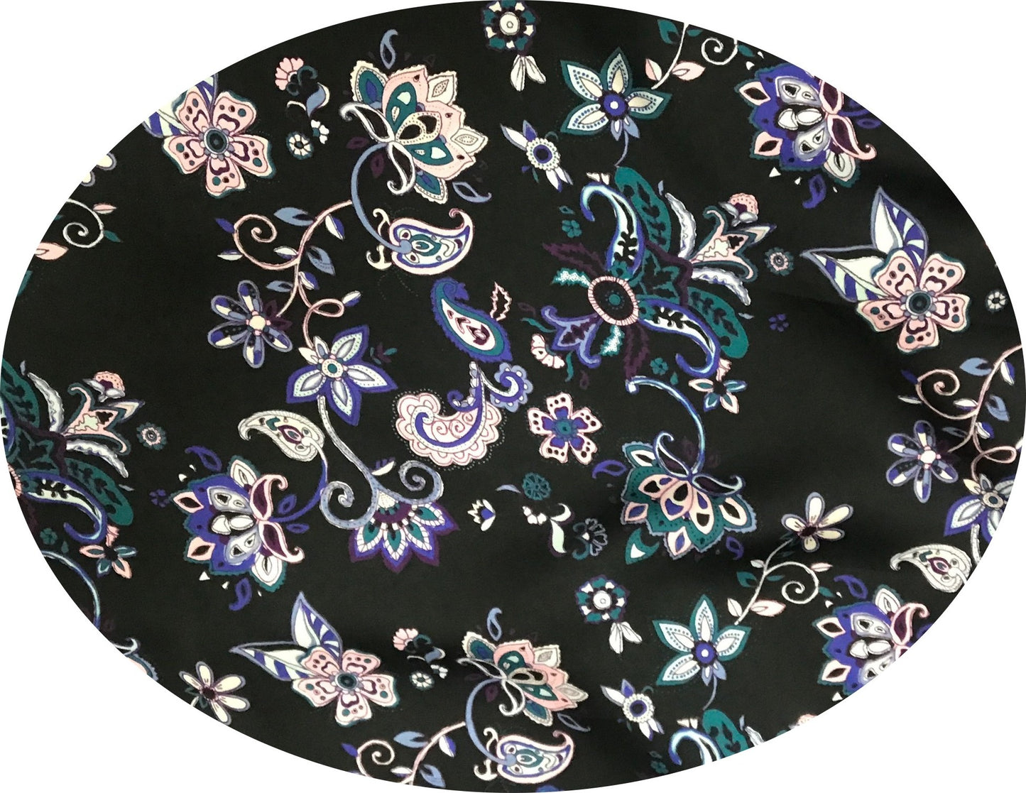 Tela de satén estampada en rosas y violetas sobre fondo negro: Armonía floral