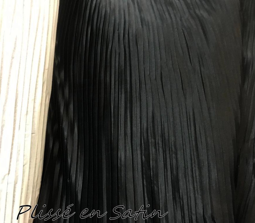 Tissu Satin Plissé Noir Couture, Pour Chemisers, Jupes, Et Customisations.
