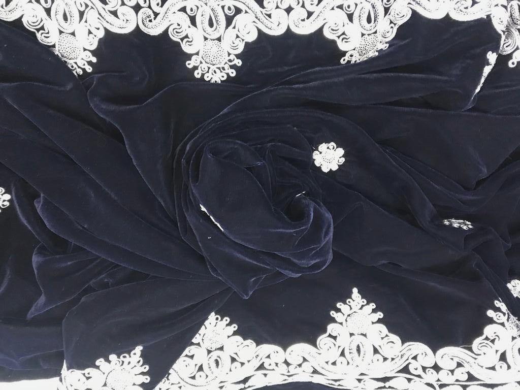 Tissu Velours Bleu Marine Brodé en Fil Argent, Une Touche de Raffinement au Mètre Couture