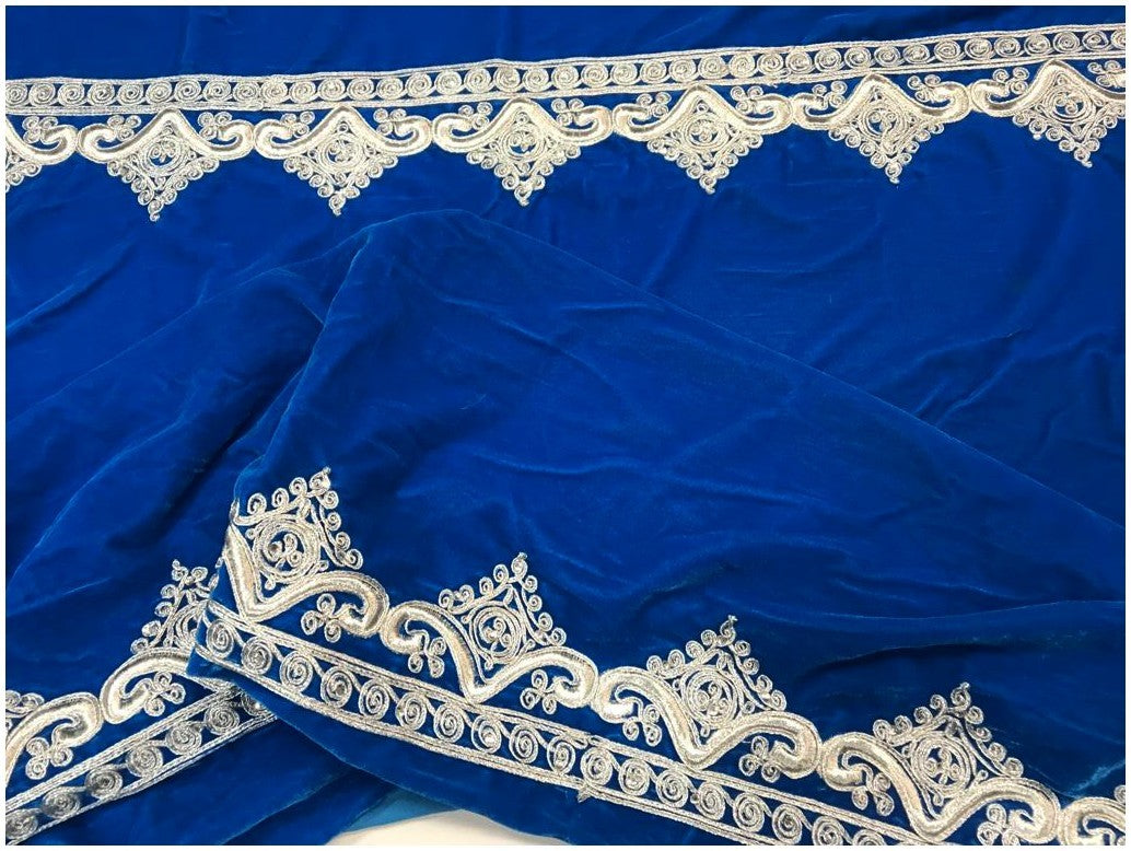 Tissu Velours Bleu Royal Brodé en Fil Argent au Mètre Couture : Élégance Intemporelle