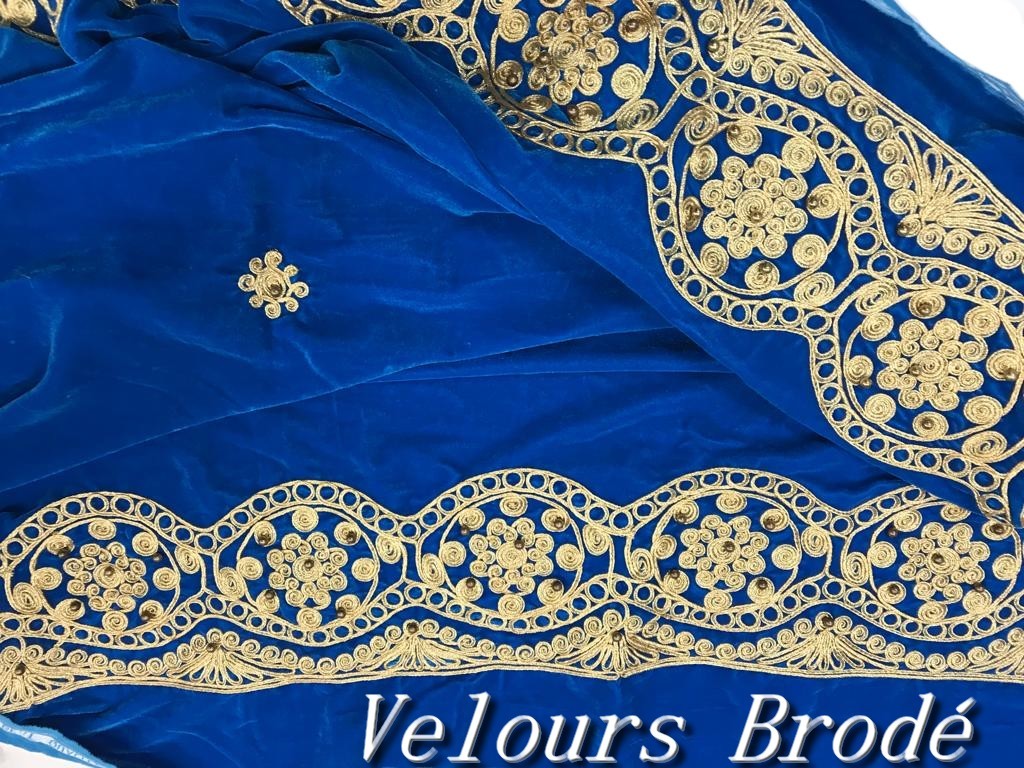 Tela de terciopelo azul real con cuentas doradas y bordados, disponible por metro. Costura: Encanto lujoso.