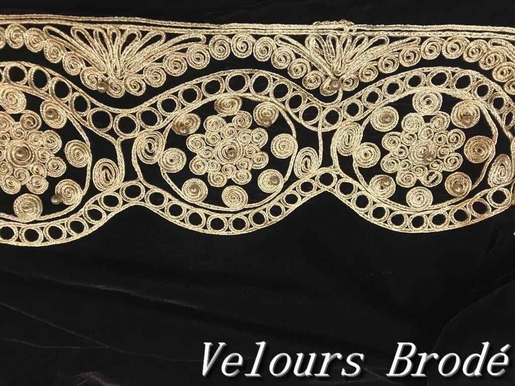 Tela de terciopelo marrón con bordados y cuentas doradas, disponible por metro: Elegancia dorada