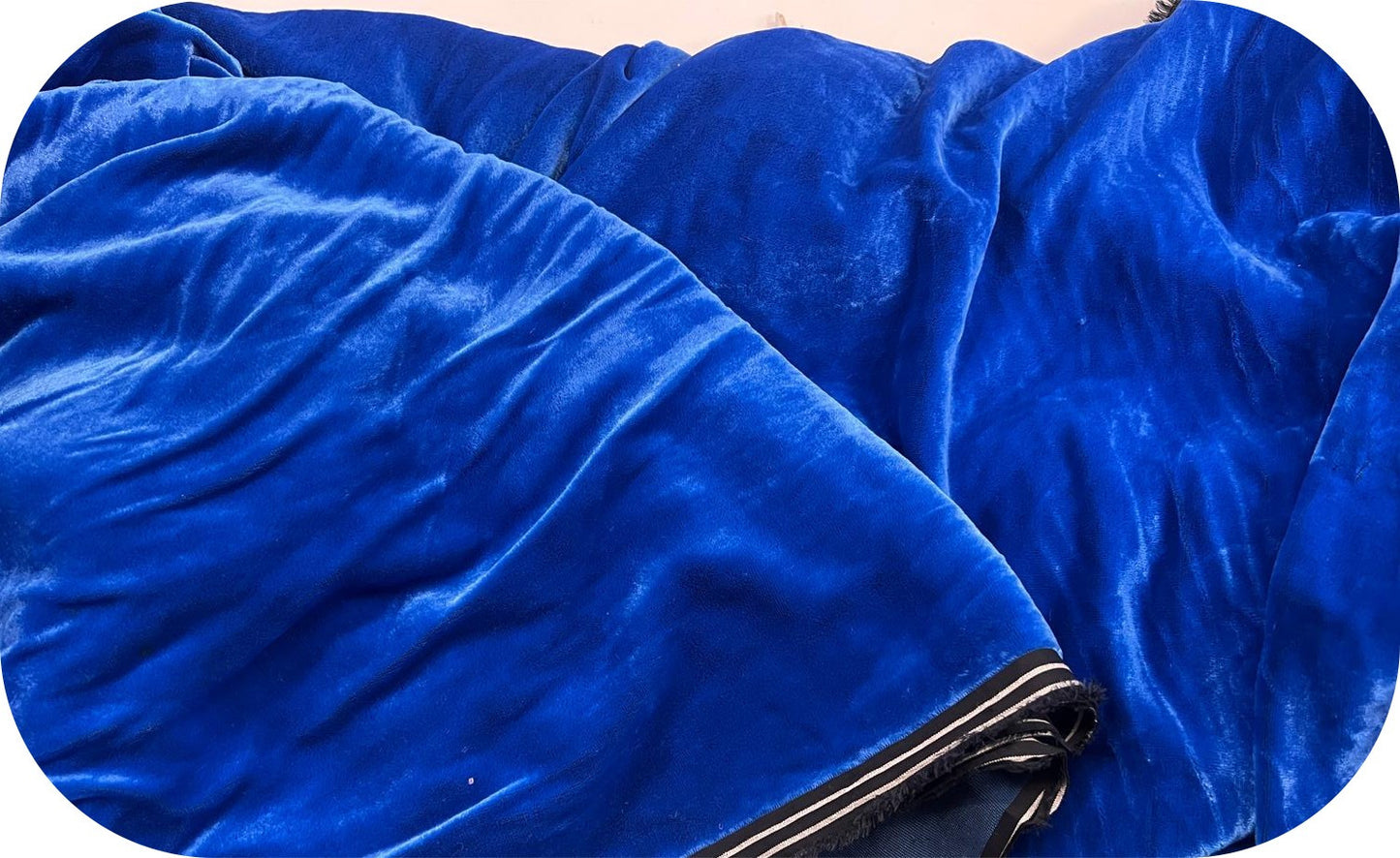 Tissu Velours Toucher Soie Bleu indigo Tombé Fluide et – Chic et Intemporel