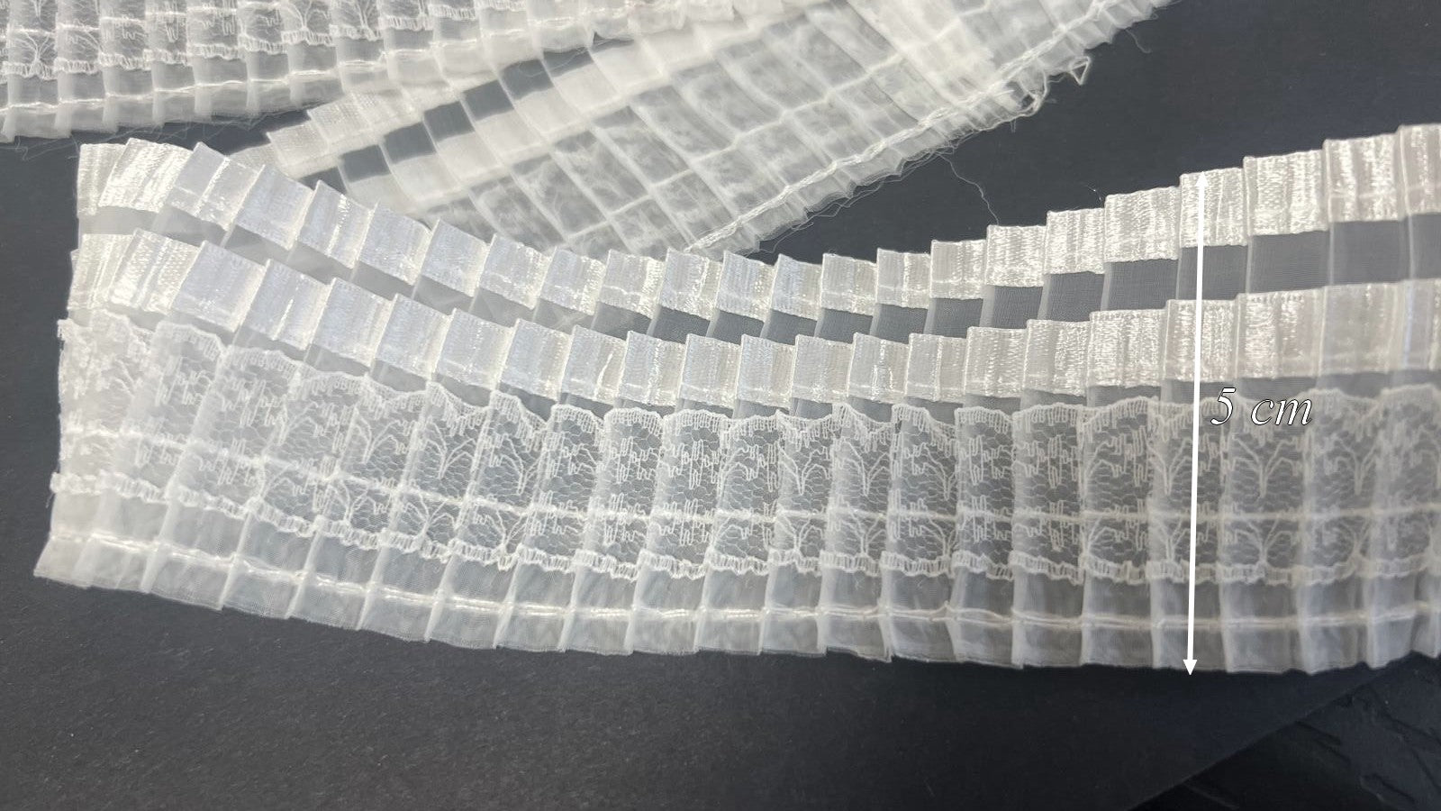 Bande plissée organza blanc avec indication largeur 5 cm — White pleated organza trim with 5 cm width measurement