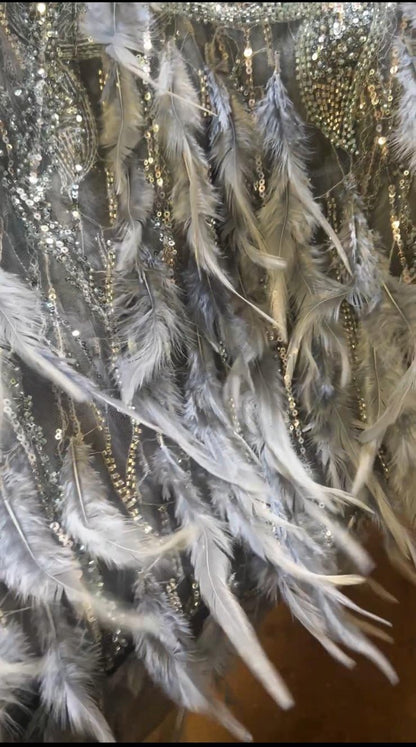 Coupon de 3,50 mètres – Tulle Haute Couture perlé sequins & grandes plumes grises (140 cm)