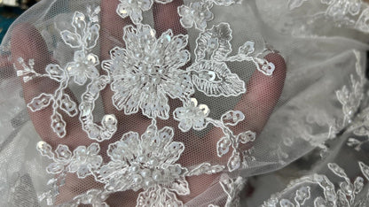 FR : Fleurs brodées et perlage sur tulle blanc. EN: Floral embroidery and beadwork on white tulle.