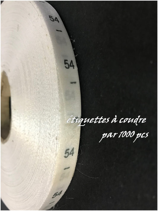 1000 Etiquettes De Vêtements " Taille 54 " Par 1000 Pièces  A Coudre, Contexture Pour Confection.