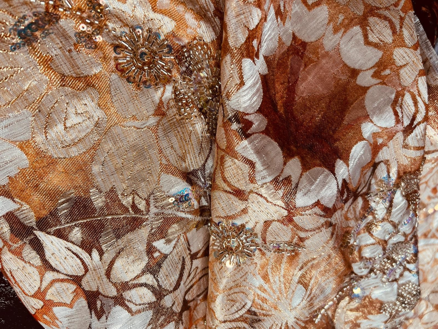 Brocart Perlé Cuivré et Or – Broderies Perles & Sequins – Haute Couture 145cm
