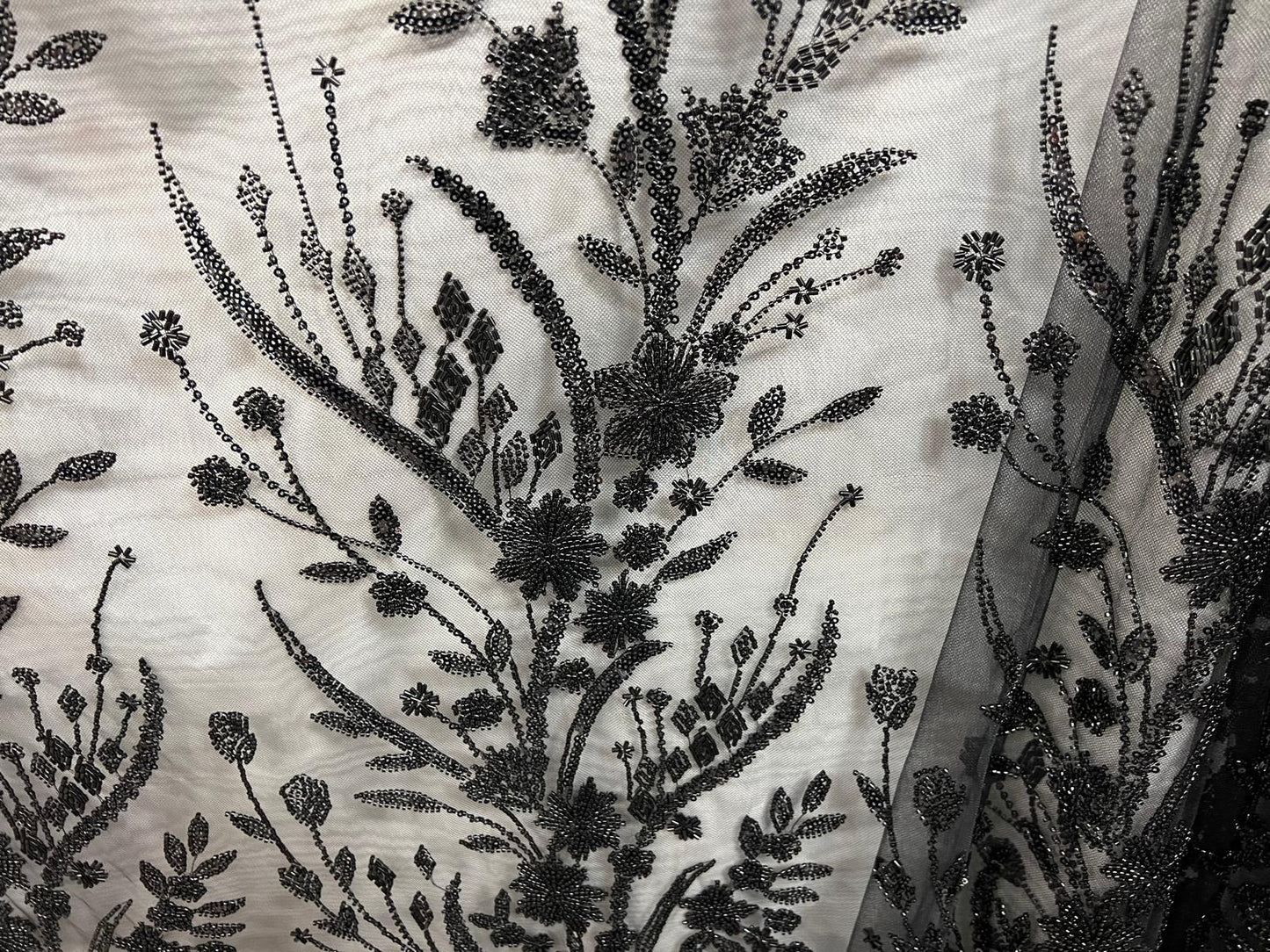 Tulle Perlé Noir 145cm - Tissu Brodé Perles Florales - Haute Couture