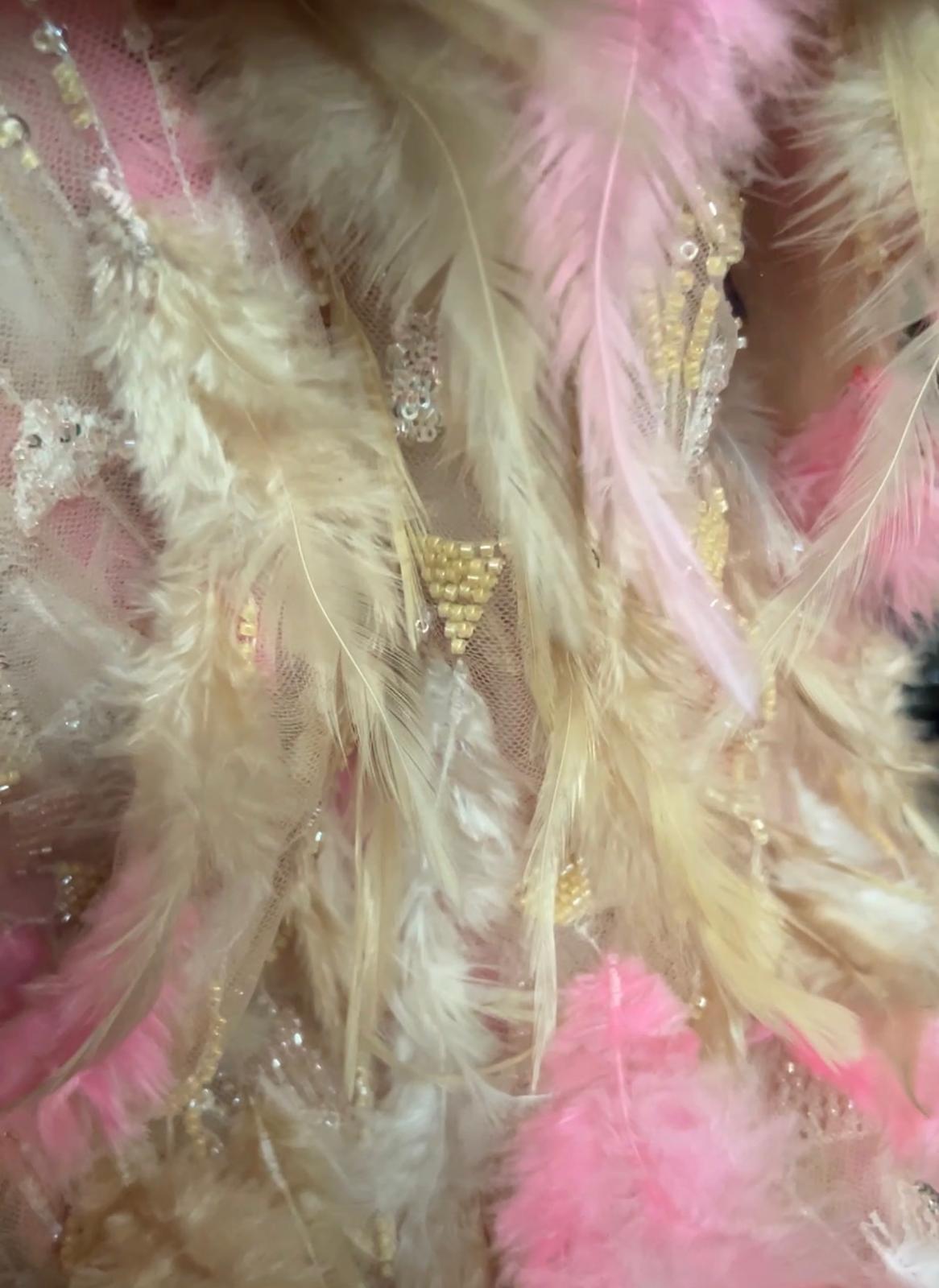 Tissu Haute Couture Plumes Rose & Perlage Doré – 145 cm
