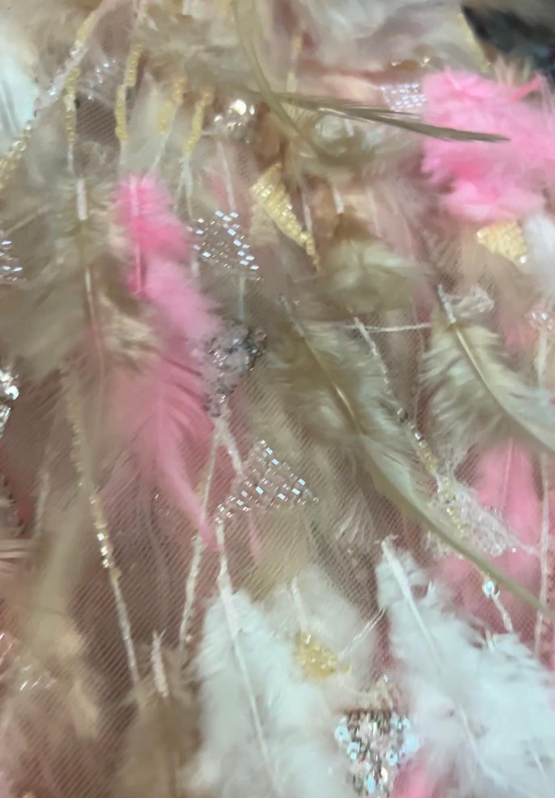 Tissu Haute Couture Plumes Rose & Perlage Doré – 145 cm