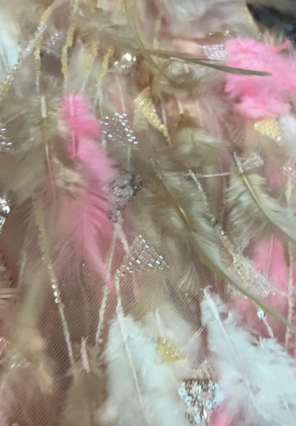 Tissu Haute Couture Plumes Rose & Perlage Doré – 145 cm