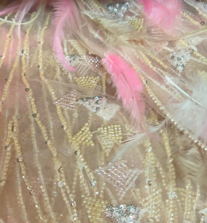 Tissu Haute Couture Plumes Rose & Perlage Doré – 145 cm