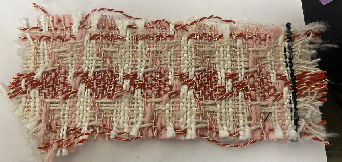 Photo du tissu tweed rose, écru et terracotta à touches dorées, largeur 145 cm. / Photo of pink, ivory and terracotta tweed with gold accents, 145 cm wide.