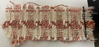 Photo du tissu tweed rose, écru et terracotta à touches dorées, largeur 145 cm. / Photo of pink, ivory and terracotta tweed with gold accents, 145 cm wide.