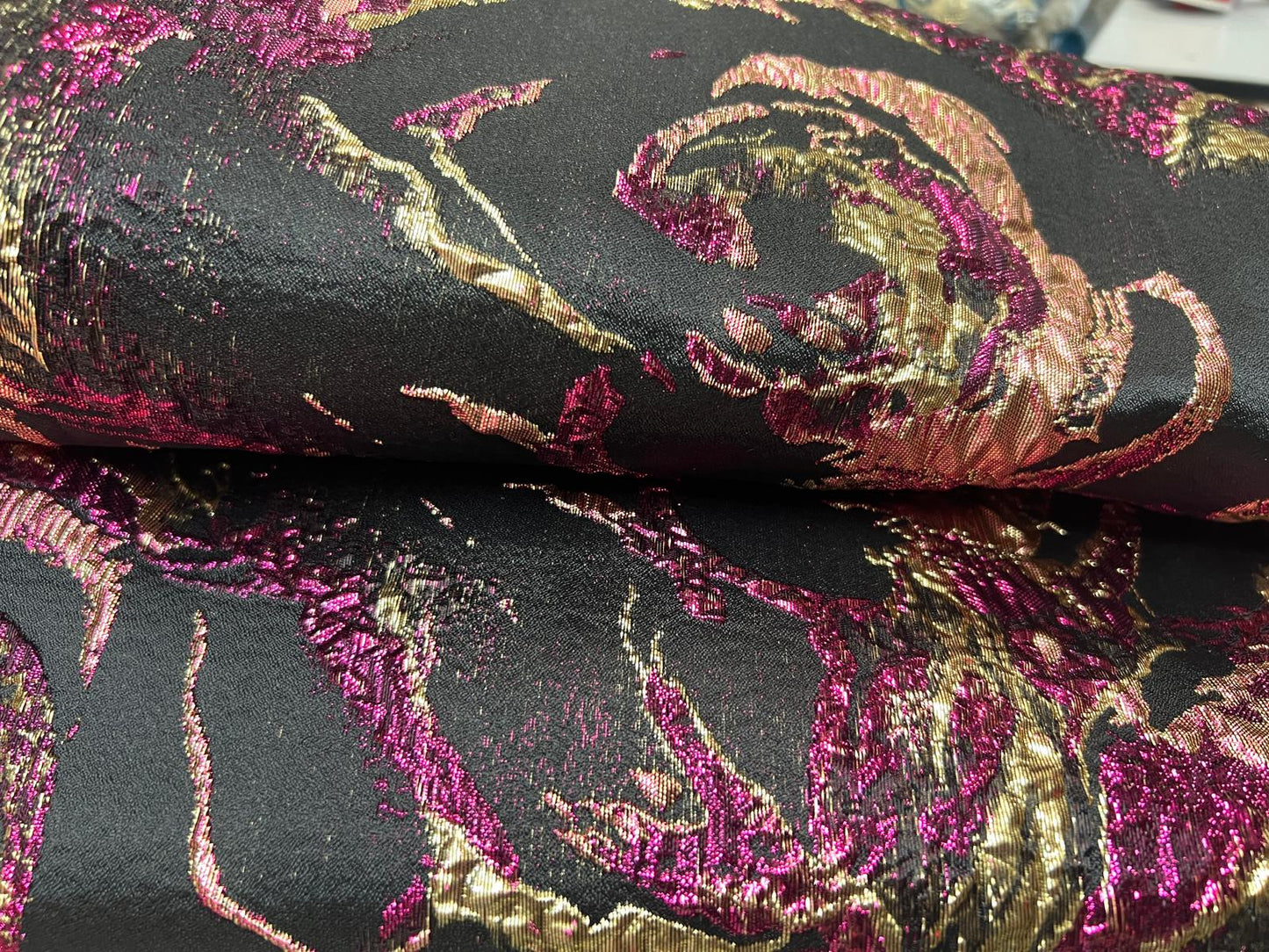 Tissu Brocart Floqué Roses Métalliques Fuchsia et Or sur Fond Noir – 145 cm – Au Mètre