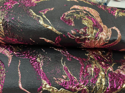 Tissu Brocart Floqué Roses Métalliques Fuchsia et Or sur Fond Noir – 145 cm – Au Mètre