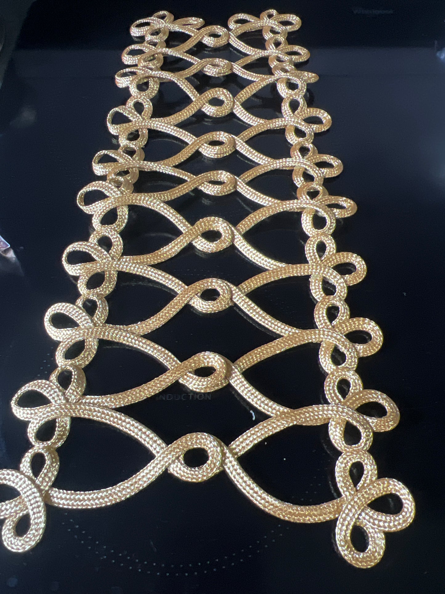 Galon Tressé Doré Ajouré – Passementerie Haute Couture